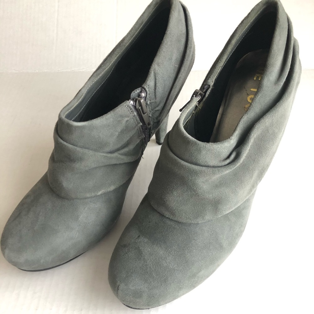 Me Too Gray Suede Heels Size 11
